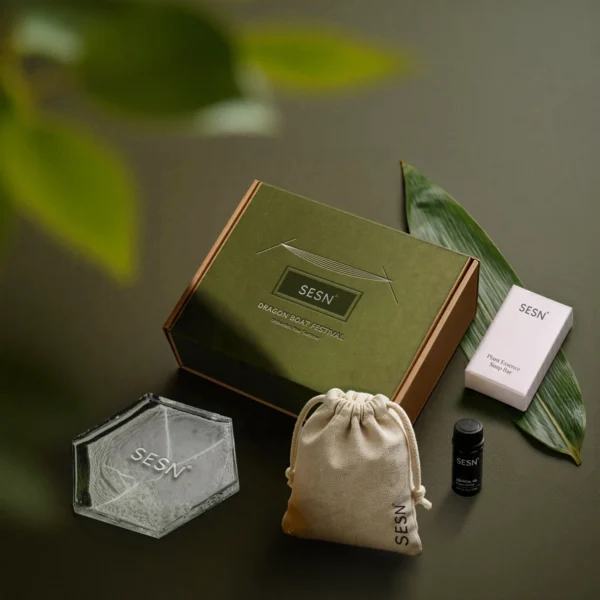"SESN 端午節禮品仲夏解膩禮盒,內含野放茗茶-龍眼花茶、玻璃馬克杯與豐實堅果,企業永續端午送禮首選 SESN 端午節禮品艾草辟暑禮盒,內含艾草手工純皂、永續木絲香氛袋、山線再生玻璃盤與緩香日常精油,企業 ESG 端午禮品"